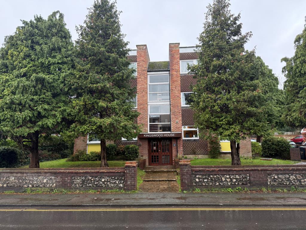 Lot: 80 - GROUND FLOOR FLAT WITH GARAGE IN NEED OF UPDATING - Front view of block from Lewes Road